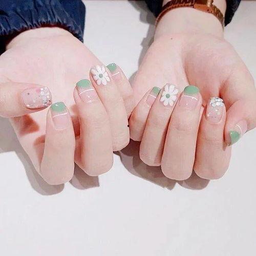 雏菊美甲画法图片大全,缤纷色彩中的浪漫演绎