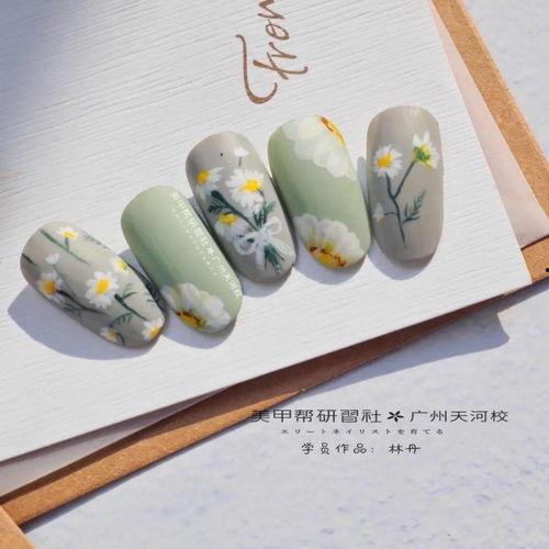 雏菊美甲画法图片大全,缤纷色彩中的浪漫演绎
